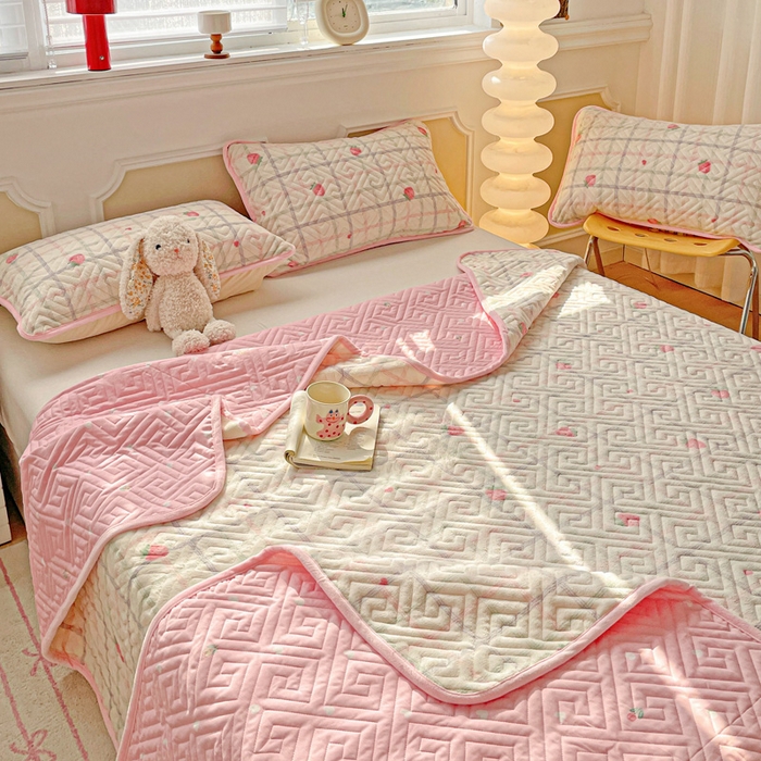 91家纺网 家纺一手货源 找家纺 羽爱 2025新款棉加绒床盖套件 草莓庄园