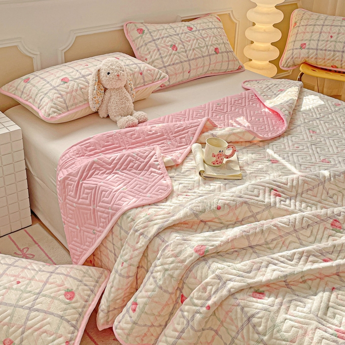 91家纺网 家纺一手货源 找家纺 羽爱 2025新款棉加绒床盖套件 草莓庄园