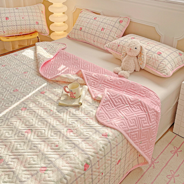 91家纺网 家纺一手货源 找家纺 羽爱 2025新款棉加绒床盖套件 草莓庄园