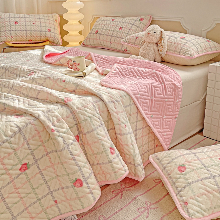 91家纺网 家纺一手货源 找家纺 羽爱 2025新款棉加绒床盖套件 草莓庄园