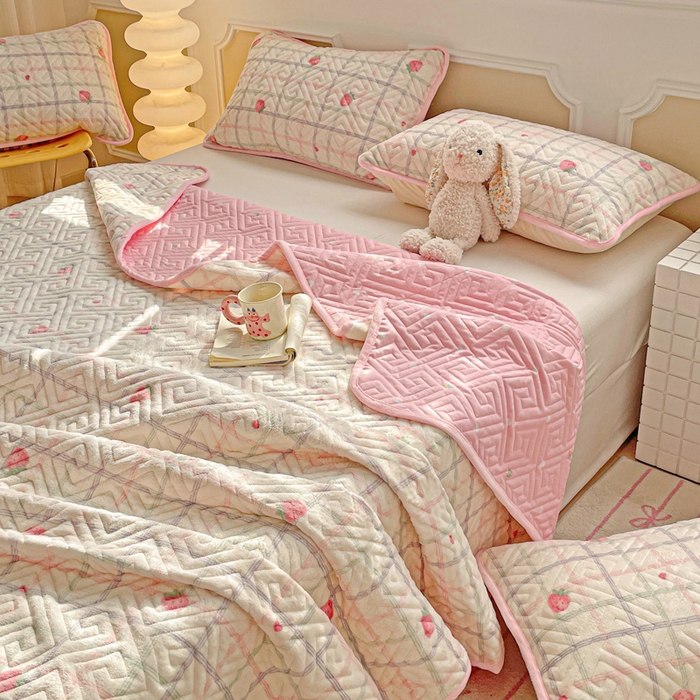 91家纺网 家纺一手货源 找家纺 羽爱 2025新款棉加绒床盖套件 草莓庄园