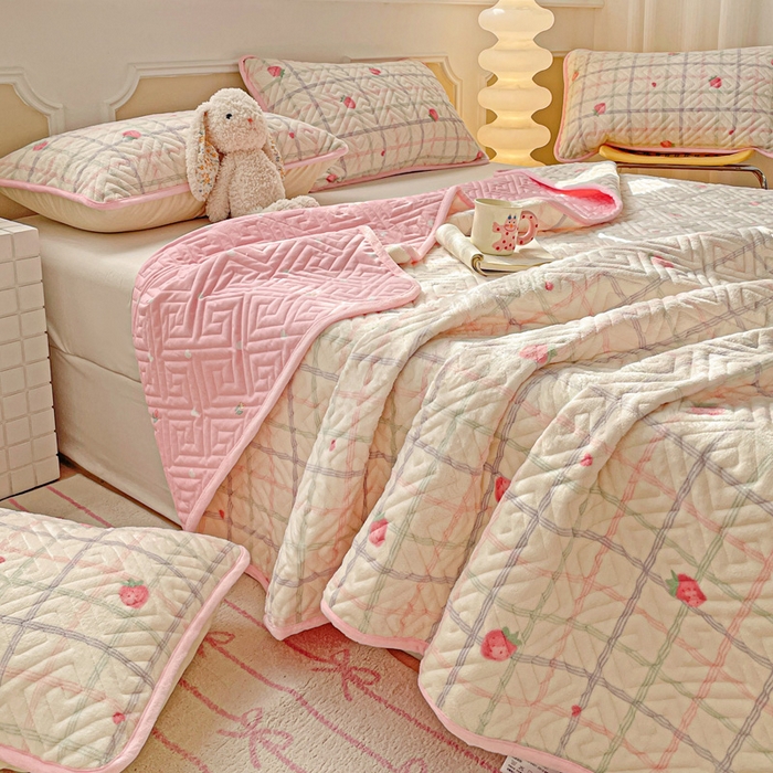 91家纺网 家纺一手货源 找家纺 羽爱 2025新款棉加绒床盖套件 草莓庄园