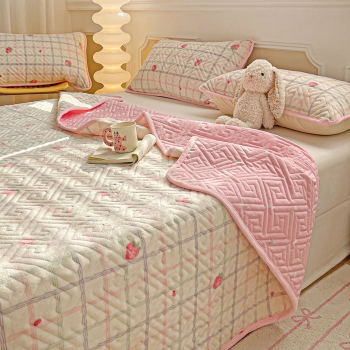 91家纺网 家纺一手货源 找家纺 羽爱 2025新款棉加绒床盖套件 草莓庄园