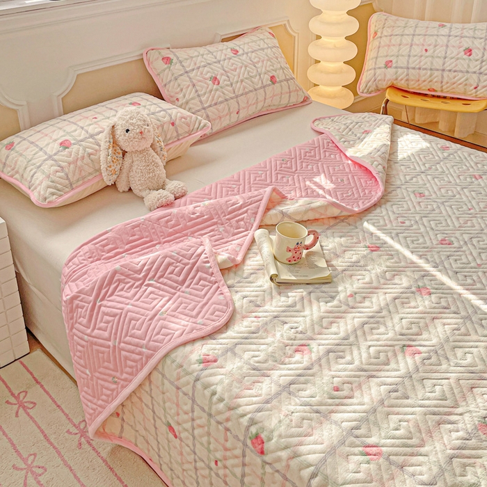 91家纺网 家纺一手货源 找家纺 羽爱 2025新款棉加绒床盖套件 草莓庄园