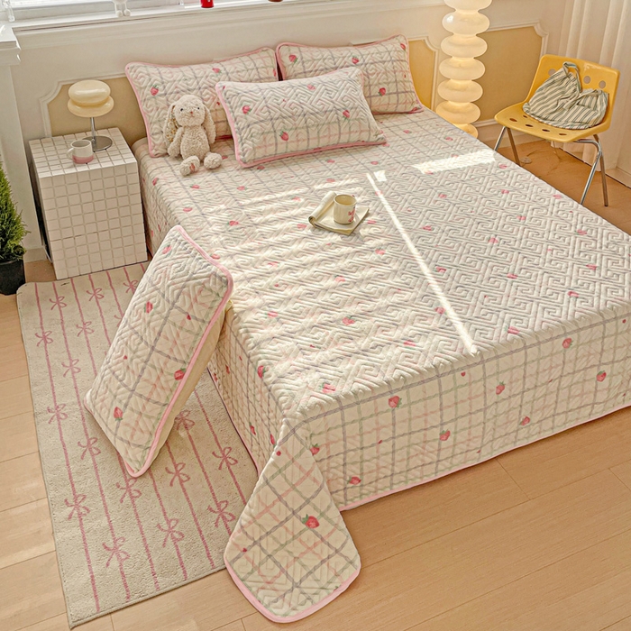 91家纺网 家纺一手货源 找家纺 羽爱 2025新款棉加绒床盖套件 草莓庄园