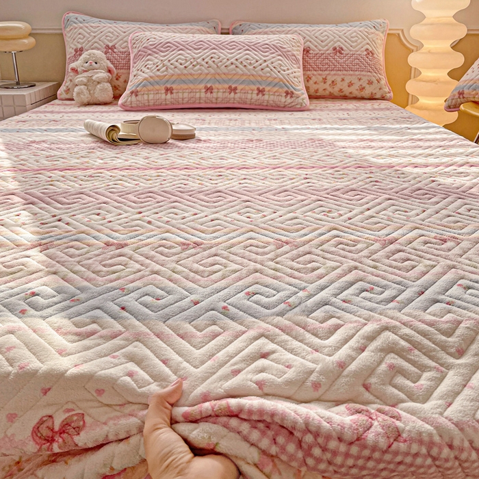 91家纺网 家纺一手货源 找家纺 羽爱 2025新款棉加绒床盖套件 春色结语