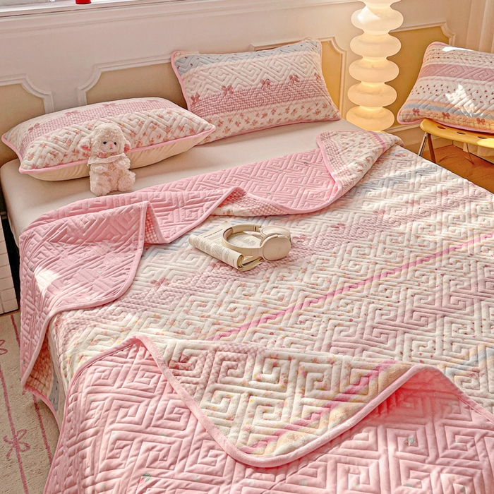 91家纺网 家纺一手货源 找家纺 羽爱 2025新款棉加绒床盖套件 春色结语