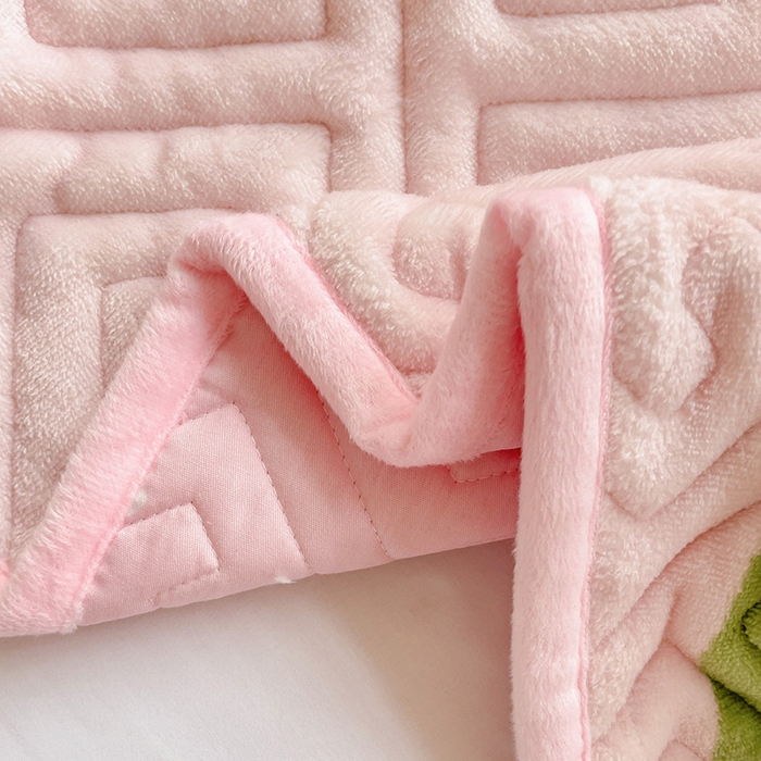 91家纺网 家纺一手货源 找家纺 羽爱 2025新款棉加绒床盖套件 果酱熊