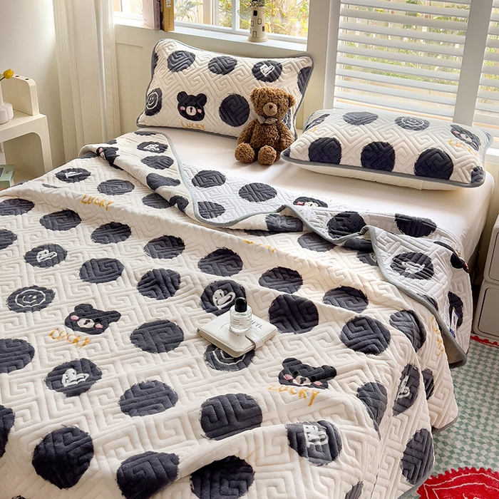 91家纺网 家纺一手货源 找家纺 羽爱 2025新款棉加绒床盖套件 笑脸熊仔