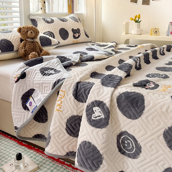 91家纺网 家纺一手货源 找家纺 羽爱 2025新款棉加绒床盖套件 笑脸熊仔
