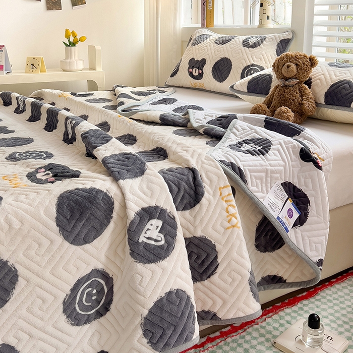 91家纺网 家纺一手货源 找家纺 羽爱 2025新款棉加绒床盖套件 笑脸熊仔