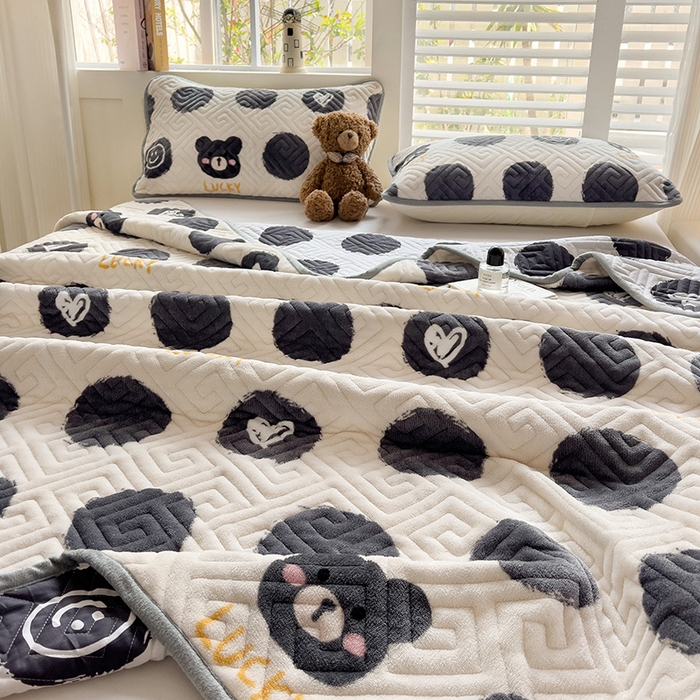 91家纺网 家纺一手货源 找家纺 羽爱 2025新款棉加绒床盖套件 笑脸熊仔