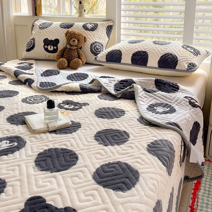 91家纺网 家纺一手货源 找家纺 羽爱 2025新款棉加绒床盖套件 笑脸熊仔