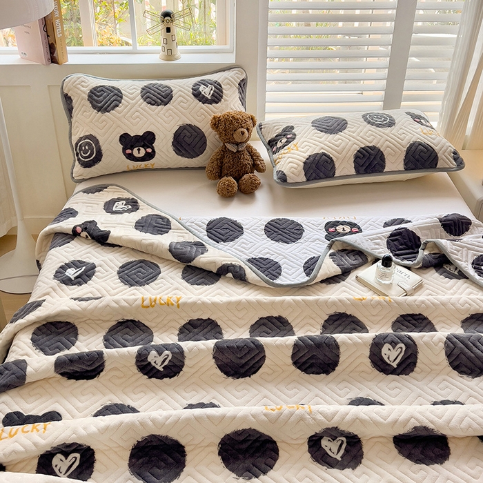 91家纺网 家纺一手货源 找家纺 羽爱 2025新款棉加绒床盖套件 笑脸熊仔