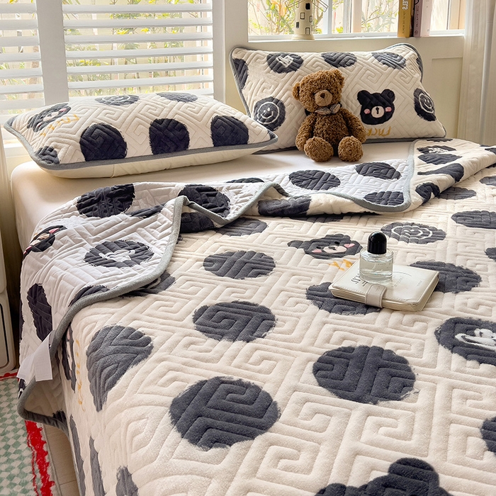 91家纺网 家纺一手货源 找家纺 羽爱 2025新款棉加绒床盖套件 笑脸熊仔