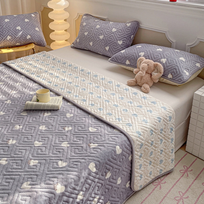 91家纺网 家纺一手货源 找家纺 羽爱 2025新款棉加绒床盖套件 心心相印