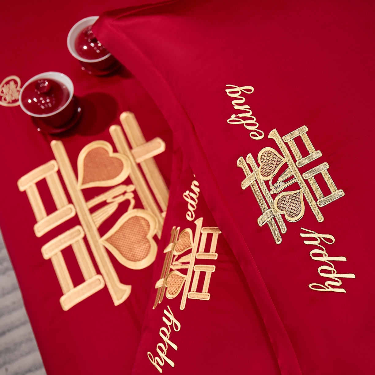 91家纺网 家纺一手货源 找家纺 浩情国际婚庆供货中心 2026新款100%全棉纯棉新中式刺绣大红结婚婚庆四件套多件套 HQ-心囍（金）