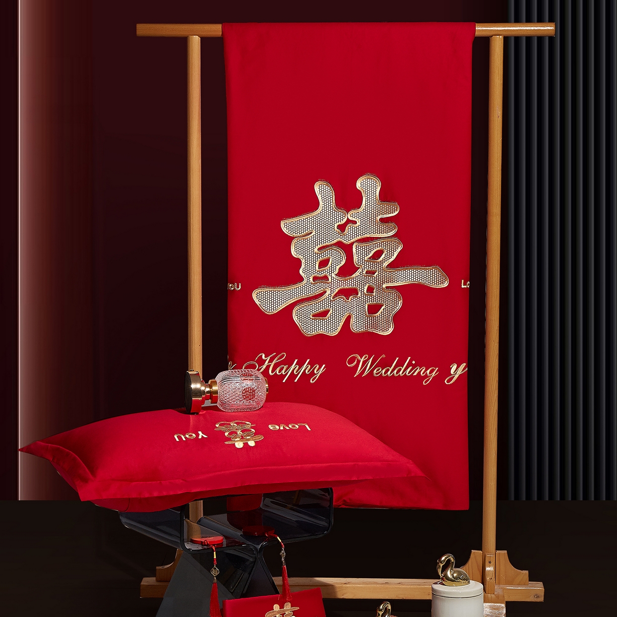 91家纺网 家纺一手货源 找家纺 浩情国际婚庆供货中心 2026新款100%全棉纯棉新中式刺绣大红结婚婚庆四件套多件套 HQ-大囍事