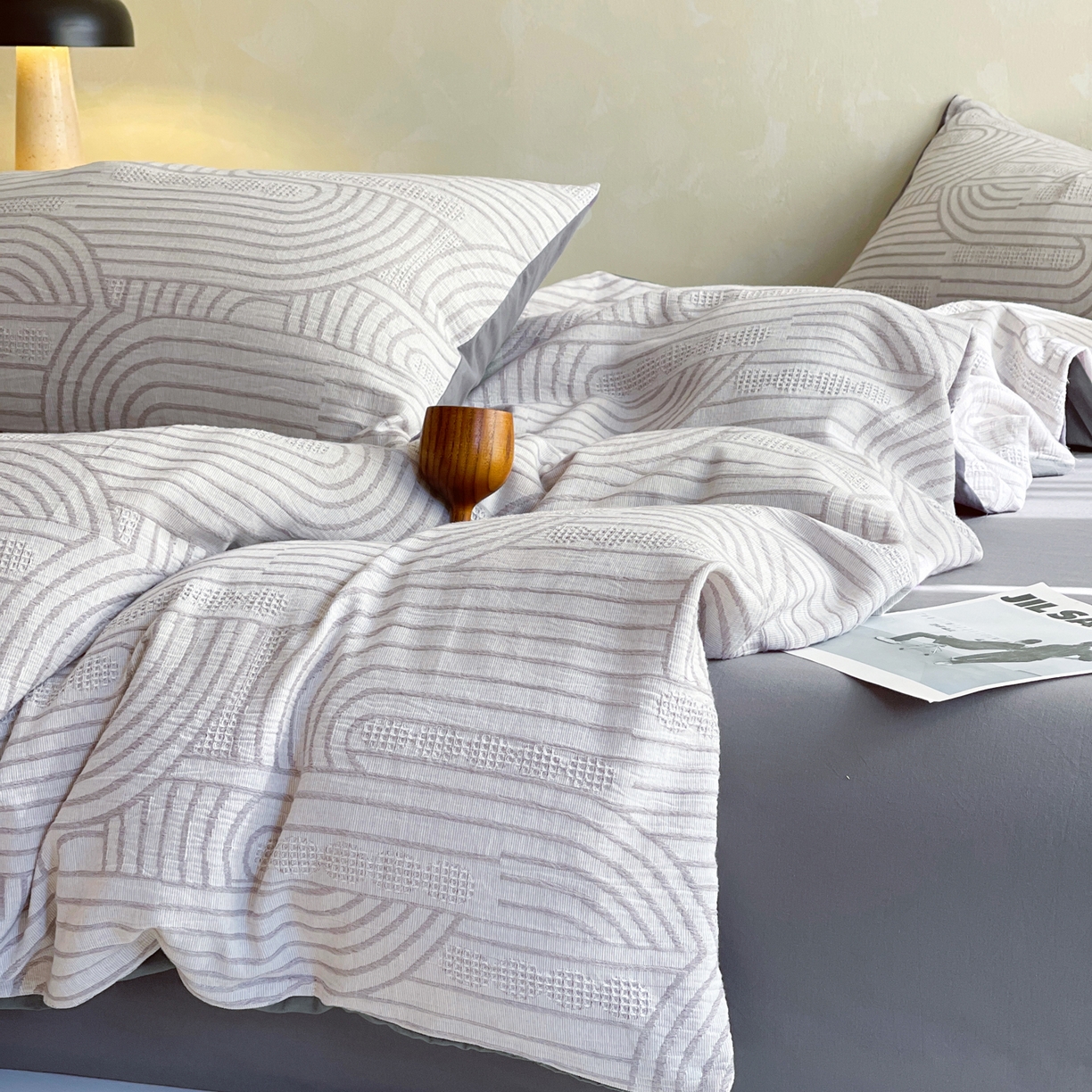 91家纺网 家纺一手货源 找家纺 春皖家纺 2026新款A类全棉三层纱AB版简约四件套-风格二 瑞拉-灰