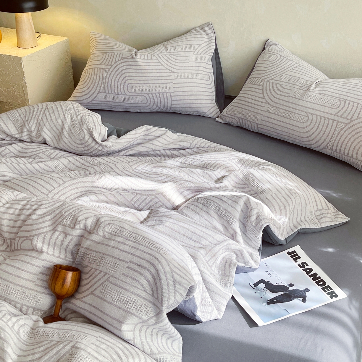 91家纺网 家纺一手货源 找家纺 春皖家纺 2026新款A类全棉三层纱AB版简约四件套-风格二 瑞拉-灰