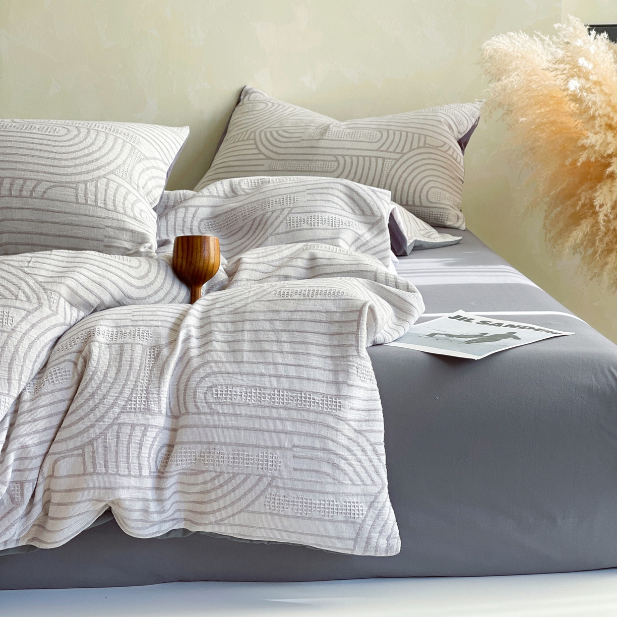 91家纺网 家纺一手货源 找家纺 春皖家纺 2026新款A类全棉三层纱AB版简约四件套-风格二 瑞拉-灰