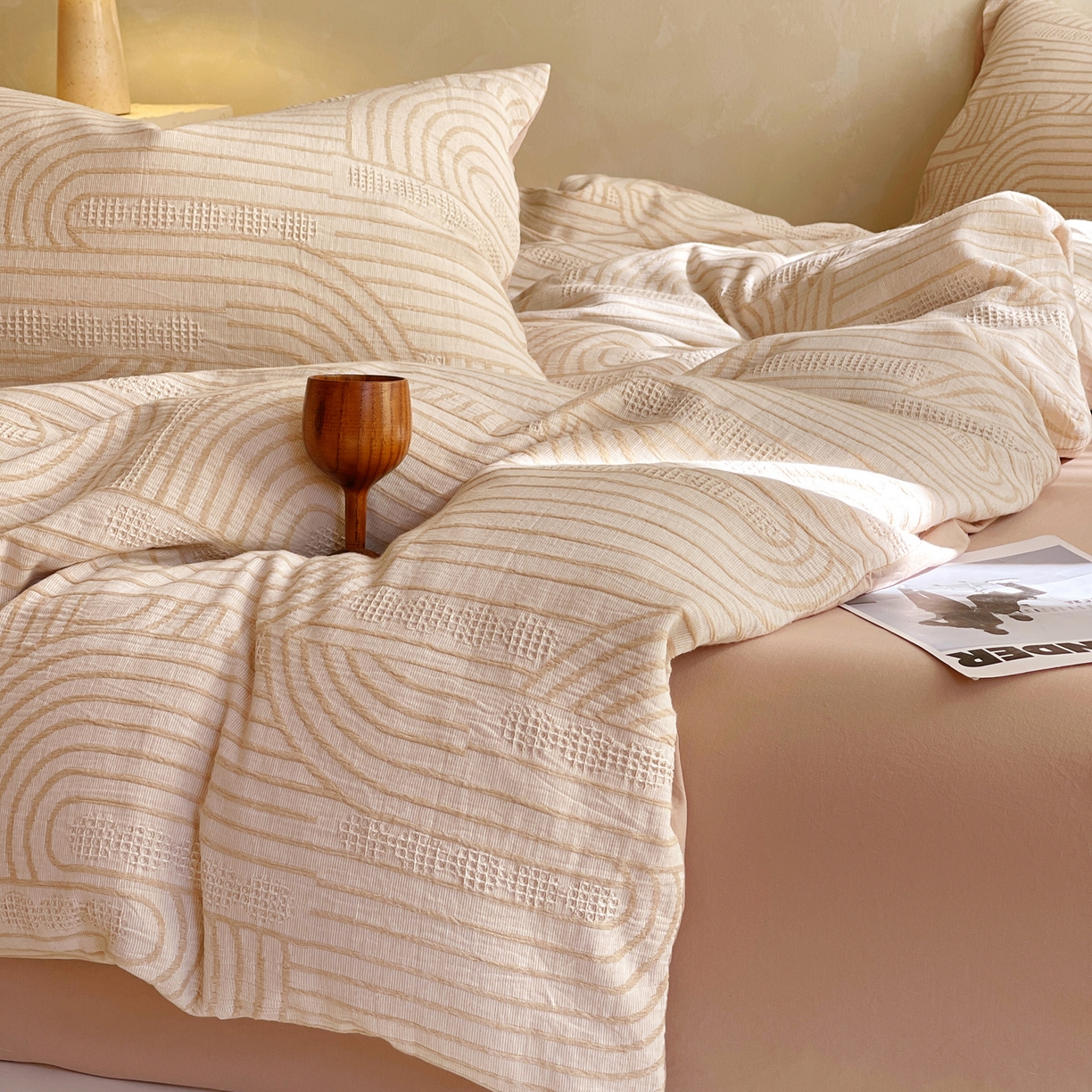 91家纺网 家纺一手货源 找家纺 春皖家纺 2026新款A类全棉三层纱AB版简约四件套-风格二 瑞拉-咖