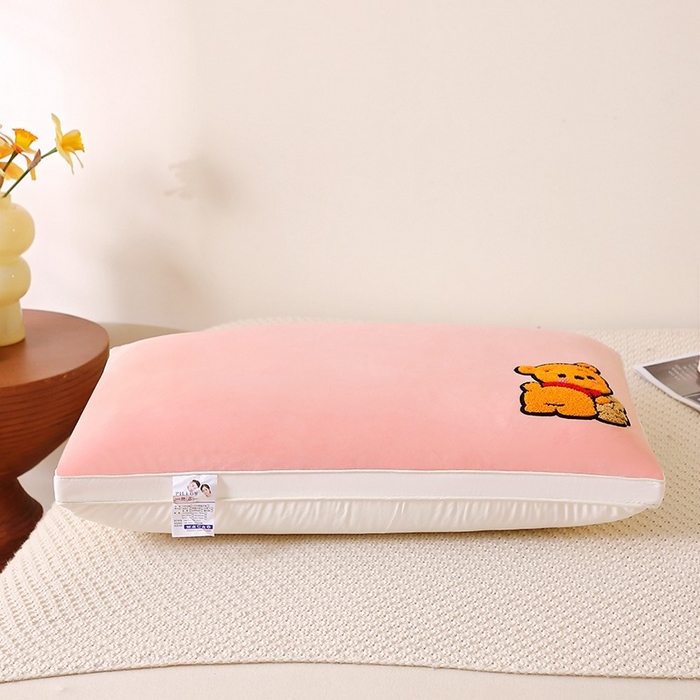 91家纺网 家纺一手货源 找家纺 佳尚枕芯 2025新款毛巾绣可爱卡通枕枕头枕芯小熊嘟嘟 宝宝绒小熊嘟嘟-粉色