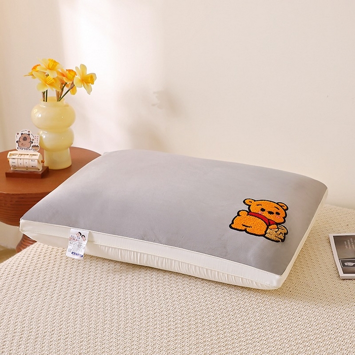 91家纺网 家纺一手货源 找家纺 佳尚枕芯 2025新款毛巾绣可爱卡通枕枕头枕芯小熊嘟嘟 宝宝绒小熊嘟嘟-灰色