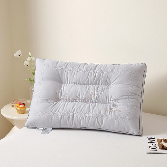 91家纺网 家纺一手货源 找家纺 佳尚枕芯 2025新款美白亲肤刺绣羽丝定型枕护颈枕枕头枕芯 护颈美 肤定型枕-灰色