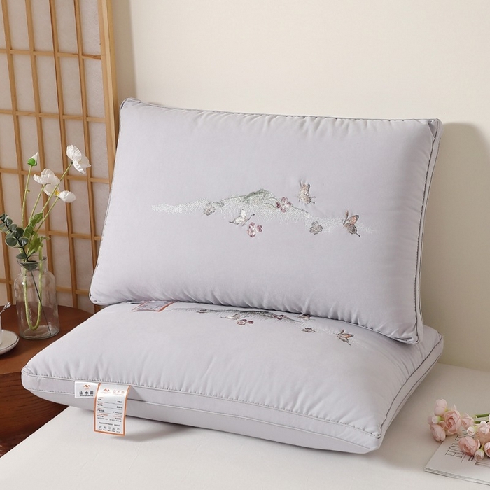 91家纺网 家纺一手货源 找家纺 （总）佳尚枕芯 2025新款亲肤刺绣羽丝枕糯糯棉国风刺绣山水画枕芯枕头