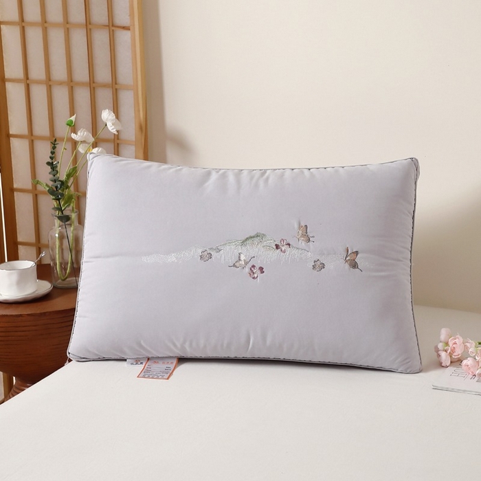 91家纺网 家纺一手货源 找家纺 佳尚枕芯 2025新款亲肤刺绣羽丝枕糯糯棉国风刺绣山水画枕芯枕头 山水画灰色