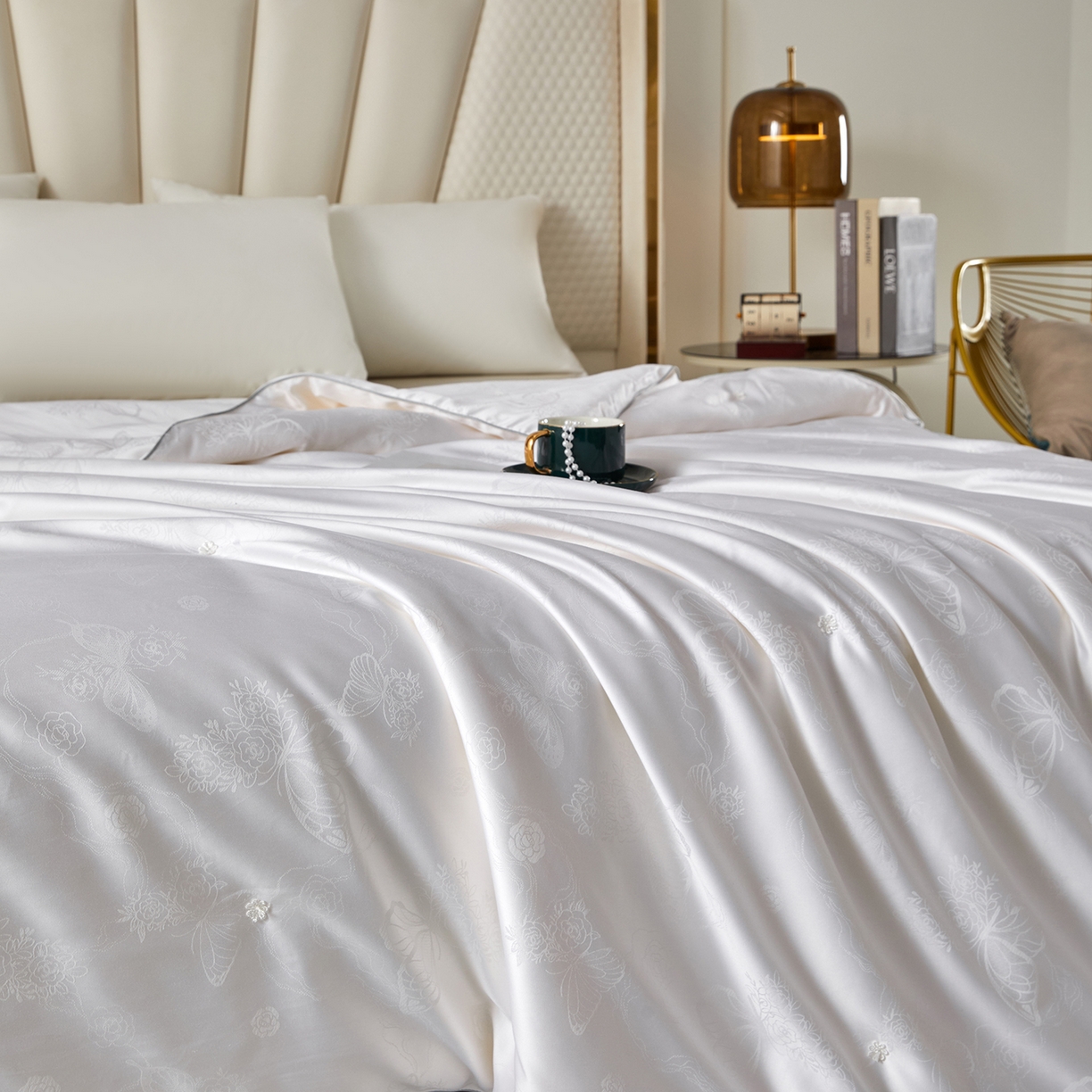 91家纺网 家纺一手货源 找家纺 样样红被业 2026新款莫代尔提花纯蚕丝被子被芯 白色