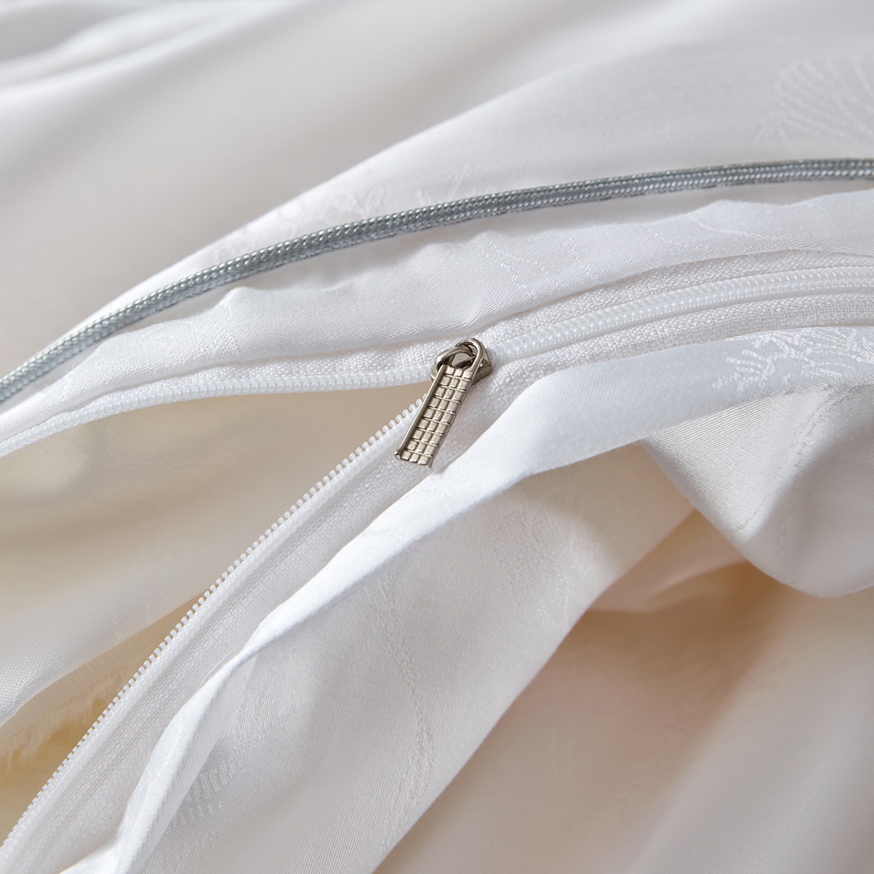 91家纺网 家纺一手货源 找家纺 样样红被业 2026新款莫代尔提花纯蚕丝被子被芯 白色