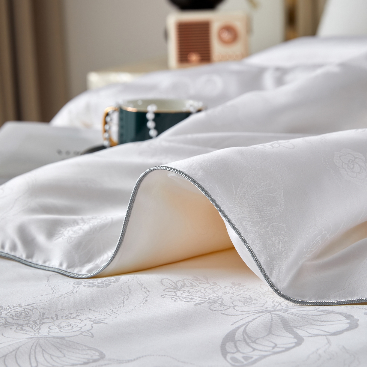 91家纺网 家纺一手货源 找家纺 样样红被业 2026新款莫代尔提花纯蚕丝被子被芯 白色