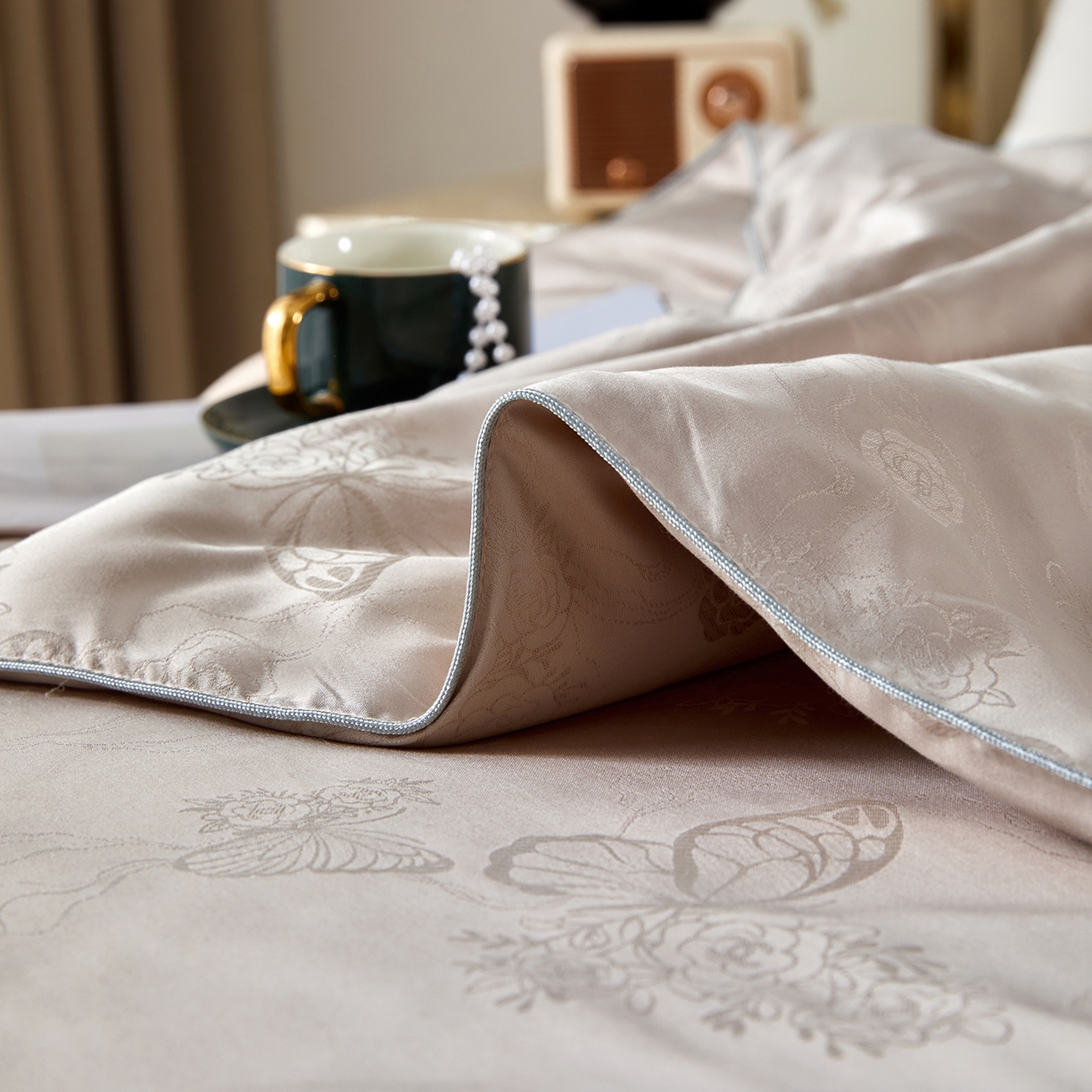 91家纺网 家纺一手货源 找家纺 样样红被业 2026新款莫代尔提花纯蚕丝被子被芯 香槟