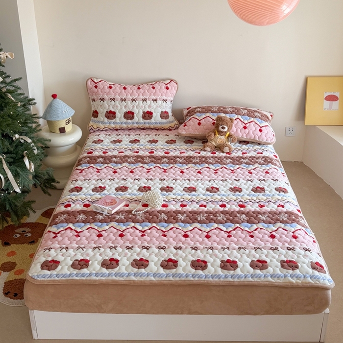 91家纺网 家纺一手货源 找家纺 Sweet dreams甜梦 2025新款高克重牛奶绒印花夹棉床笠 冬日小猫粉