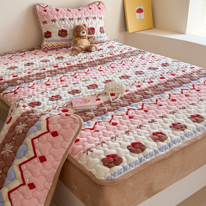 91家纺网 家纺一手货源 找家纺 Sweet dreams甜梦 2025新款高克重牛奶绒印花夹棉床笠 冬日小猫粉