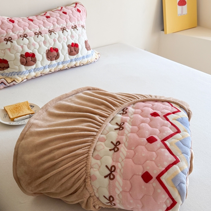 91家纺网 家纺一手货源 找家纺 Sweet dreams甜梦 2025新款高克重牛奶绒印花夹棉床笠 冬日小猫粉