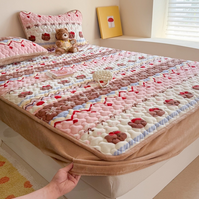 91家纺网 家纺一手货源 找家纺 Sweet dreams甜梦 2025新款高克重牛奶绒印花夹棉床笠 冬日小猫粉