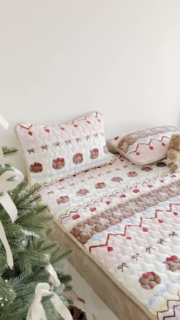 91家纺网 家纺一手货源 找家纺 Sweet dreams甜梦 2025新款高克重牛奶绒印花夹棉床笠 冬日小猫粉