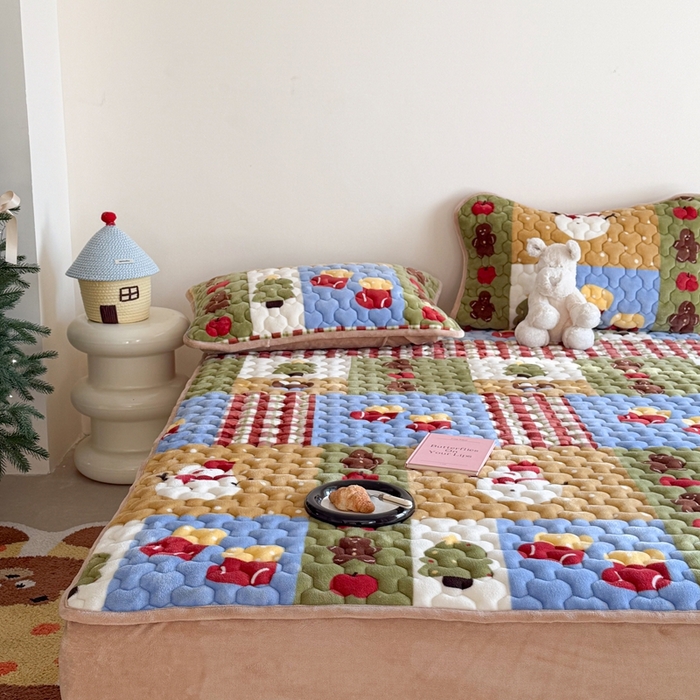 91家纺网 家纺一手货源 找家纺 Sweet dreams甜梦 2025新款高克重牛奶绒印花夹棉床笠 雪人奇趣园