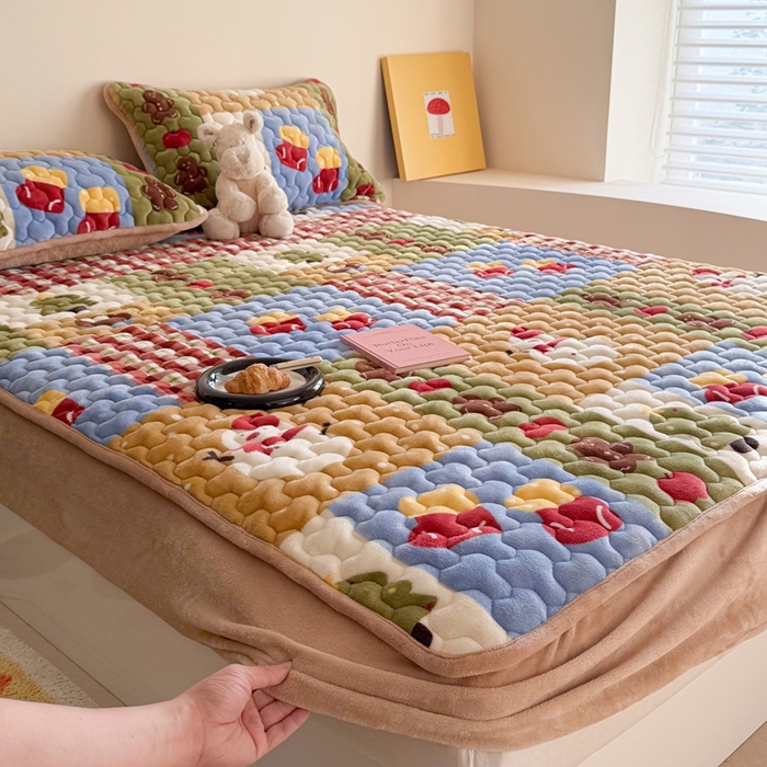 91家纺网 家纺一手货源 找家纺 Sweet dreams甜梦 2025新款高克重牛奶绒印花夹棉床笠 雪人奇趣园