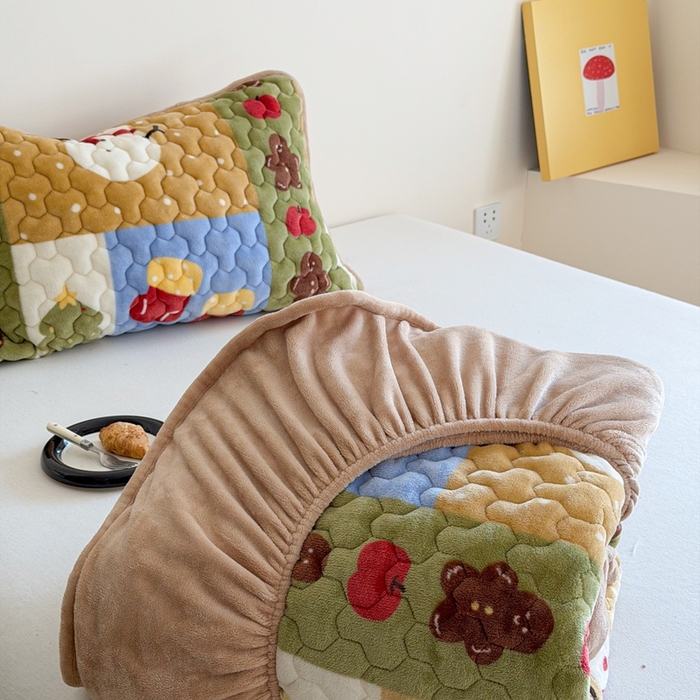 91家纺网 家纺一手货源 找家纺 Sweet dreams甜梦 2025新款高克重牛奶绒印花夹棉床笠 雪人奇趣园