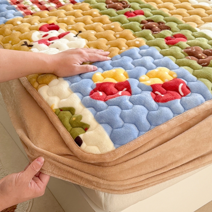 91家纺网 家纺一手货源 找家纺 Sweet dreams甜梦 2025新款高克重牛奶绒印花夹棉床笠 雪人奇趣园