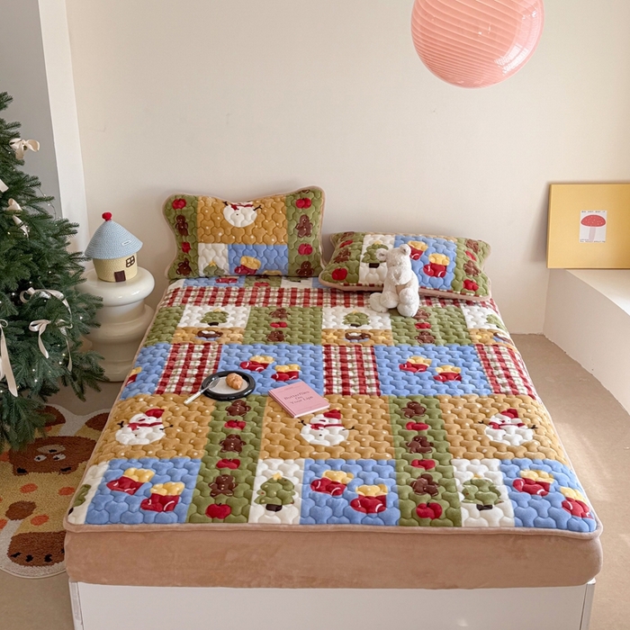 91家纺网 家纺一手货源 找家纺 Sweet dreams甜梦 2025新款高克重牛奶绒印花夹棉床笠 雪人奇趣园