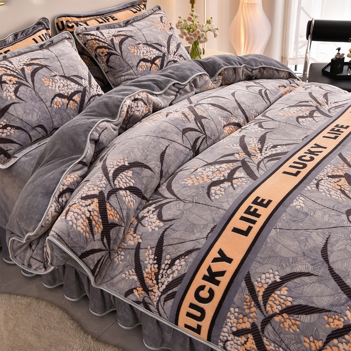 91家纺网 家纺一手货源 找家纺 赛丽雅 2025新款牛奶绒床裙四件套8-9斤法莱绒直播爆款日产2万套 丛草集-灰