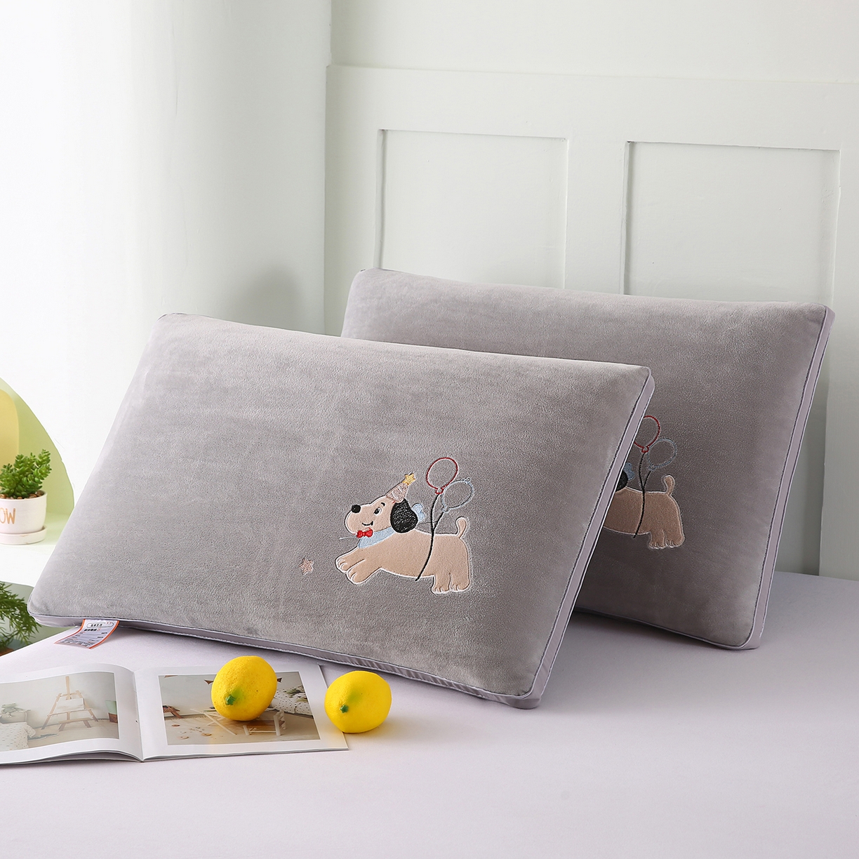 91家纺网 家纺一手货源 找家纺 佳尚枕芯 2025新款水晶绒保暖枕卡通绣花超柔学生枕枕头枕芯 小狗-浅灰