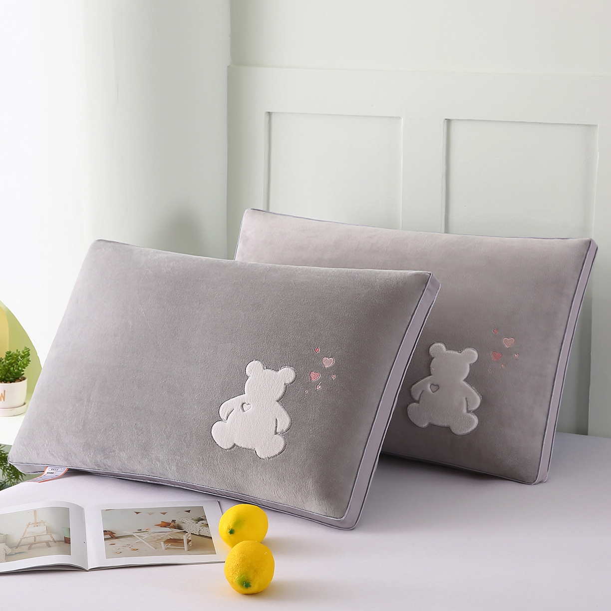 91家纺网 家纺一手货源 找家纺 佳尚枕芯 2025新款水晶绒保暖枕卡通绣花超柔学生枕枕头枕芯 小熊-浅灰