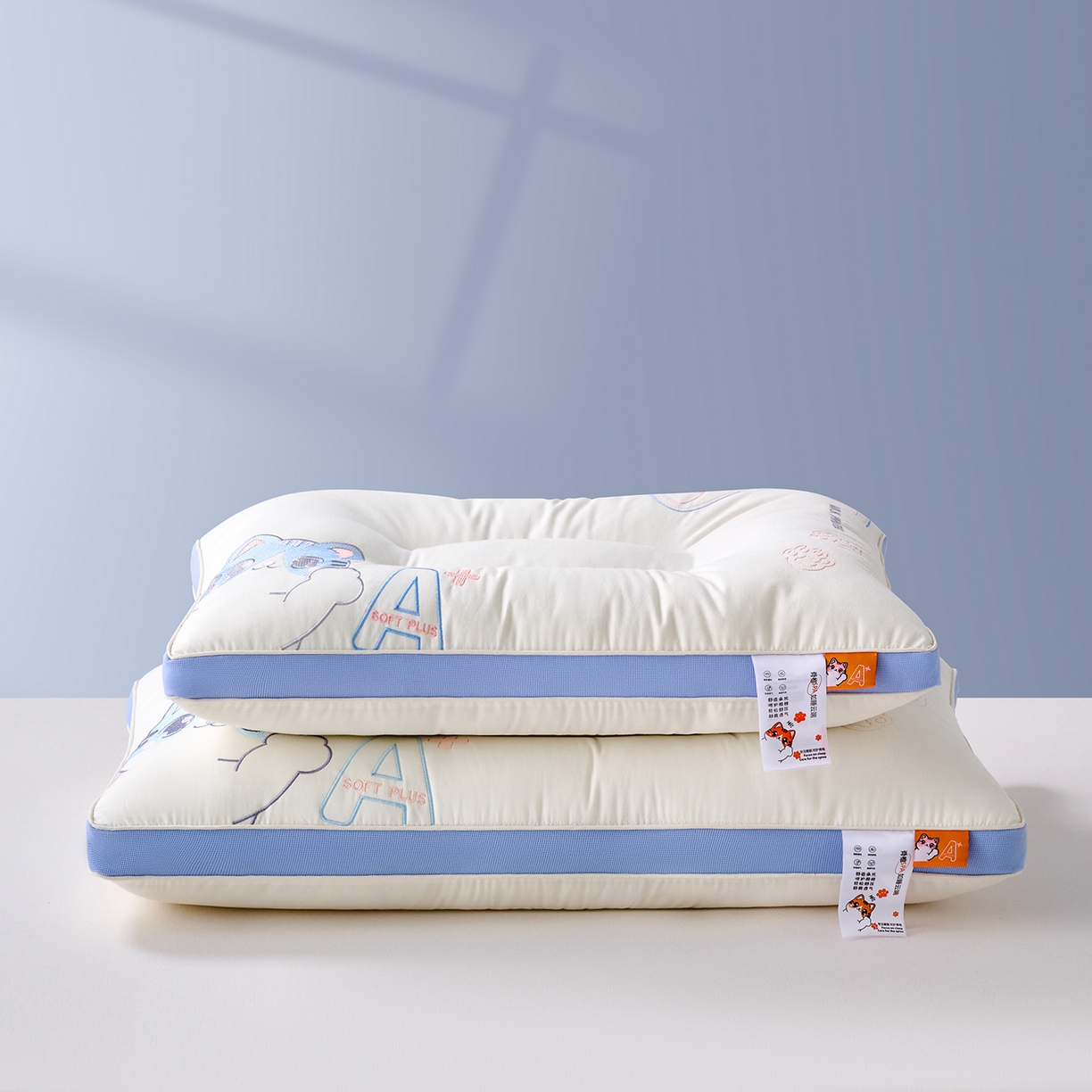 91家纺网 家纺一手货源 找家纺 鼎晟纺 2025新款全棉小奶猫亲子枕儿童学生枕头成人枕芯 蓝色小奶猫学生款-单只装