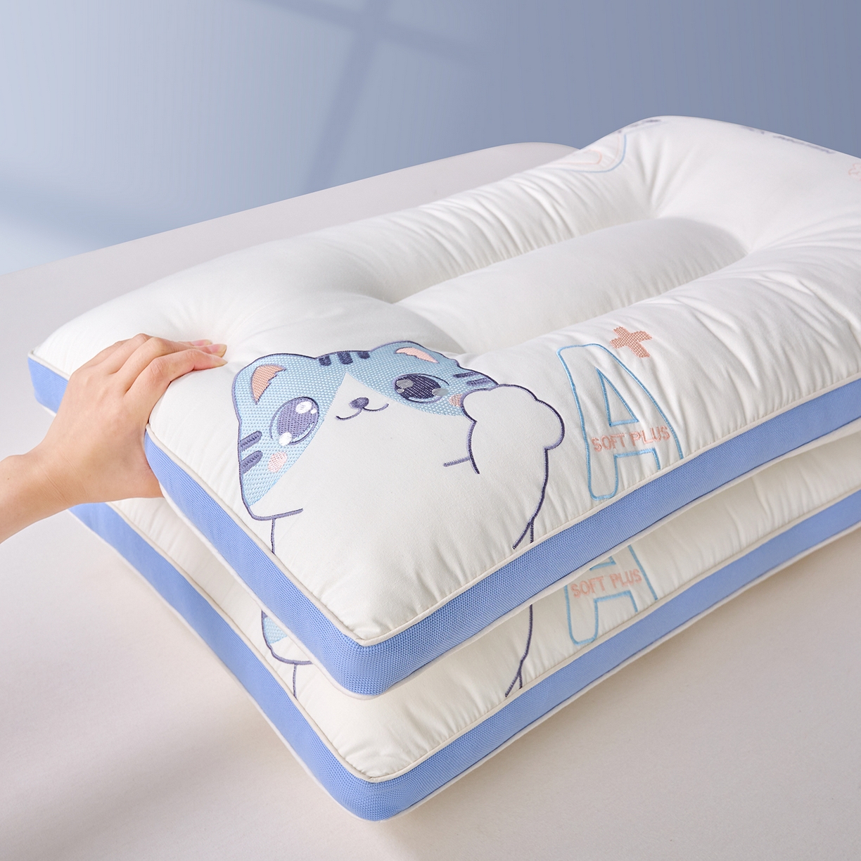 91家纺网 家纺一手货源 找家纺 鼎晟纺 2025新款全棉小奶猫亲子枕儿童学生枕头成人枕芯 蓝色小奶猫学生款-单只装